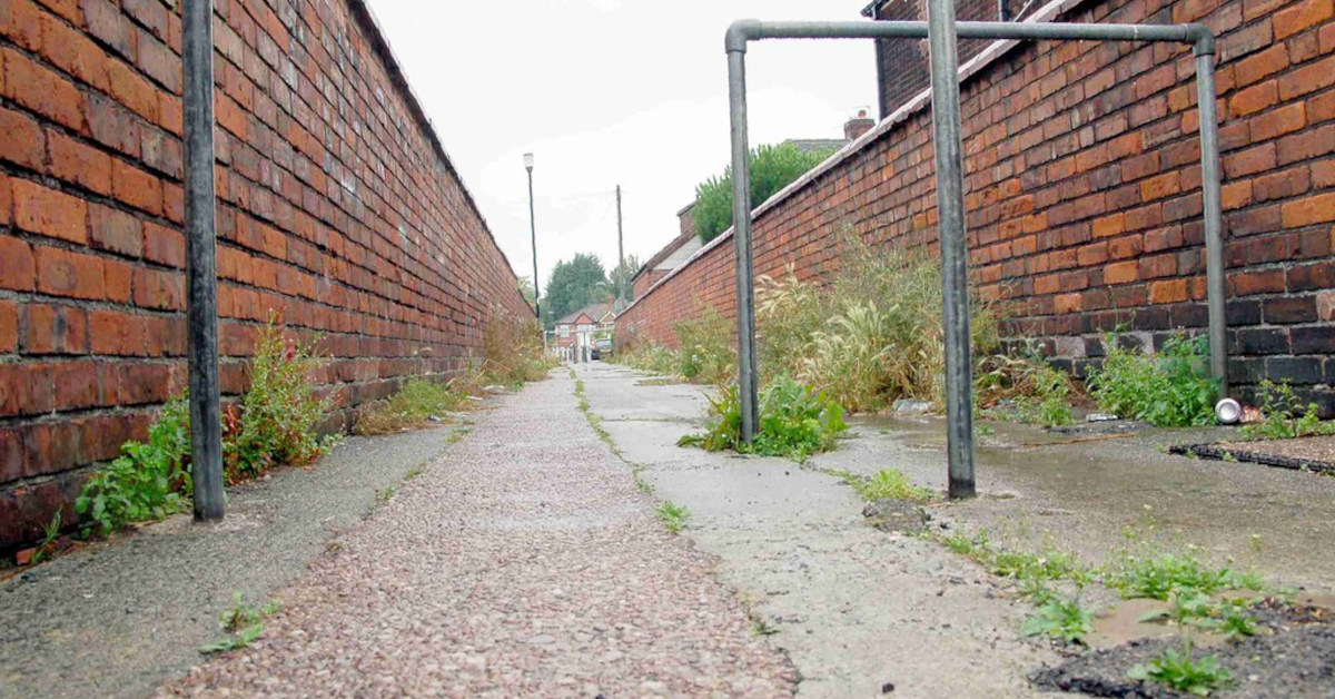 Passageway from Barton Road to Cromford Avenue
